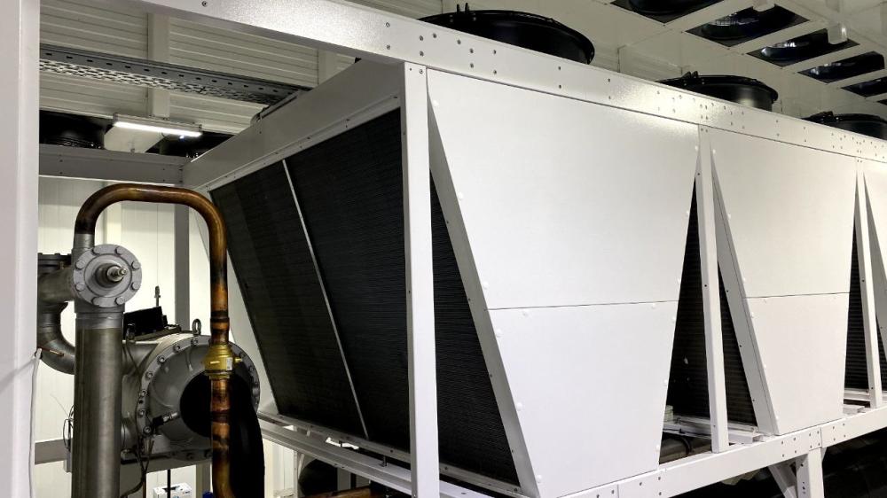 Впервые в России! На заводе «РЕФКУЛ» прошёл успешный запуск чиллера-моноблока с опцией FREECOOLING на базе центробежного безмасляного компрессора